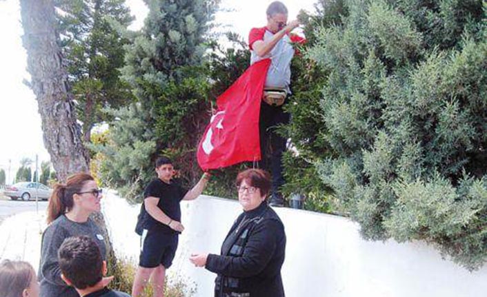 Binaya Türk bayrağı astılar