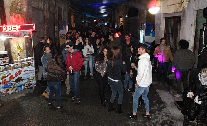 Lefkoşa’nın Surlariçi bölgesinde düzenlenen partiye yoğun katılım oldu