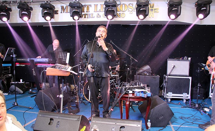Merit Lefkoşa Hotel’de iki gece üst üste sahne alan Ümit Besen, şarkıları ile misafirlerin içini ısıttı