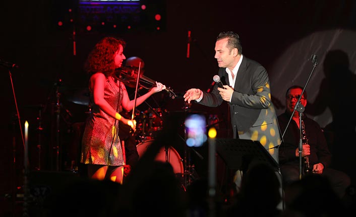 Merit Park Hotel’de sevenleriyle buluşan Ferhat Göçer 23 Nisan’ı sahnede kutladı