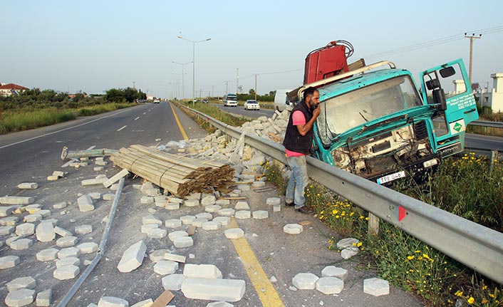 Taşlar yola dağıldı