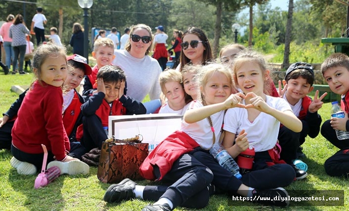 The International Prep School öğrencileri, “Orman Haftası” nedeniyle Alsancak Parkına ağaç dikti