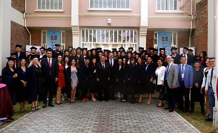 160 öğrenci diploma aldı