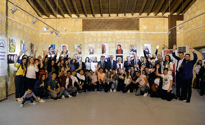 Atatürk Meslek Lisesi Fotoğrafçılık Kulübü öğrencilerinin hazırladığı serginin açılışını, Akıncı çifti yaptı