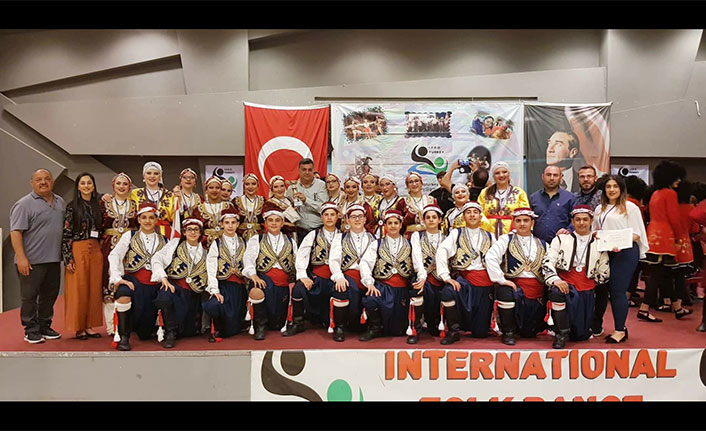 Beyarmudu Belediyesi Halk Dansları Genç Grubu, Ayvalık’taki uluslararası yarışmada 3’üncü oldu