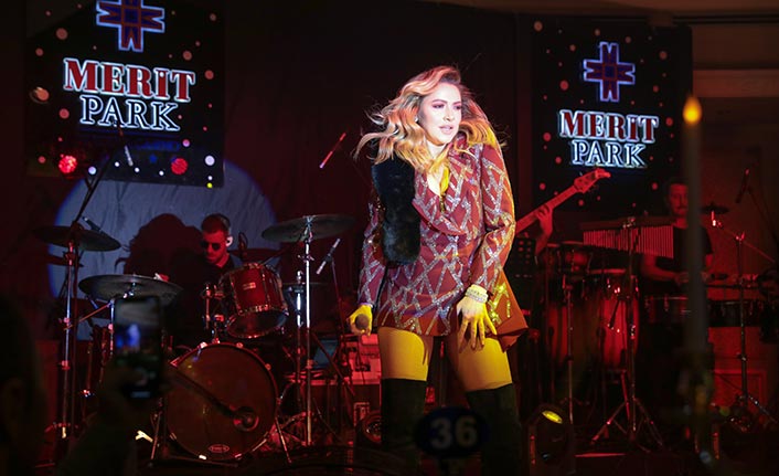 Hadise, geçtiğimiz hafta sonu Girne’deki Merit Park Hotel’de hayranlarının karşısına çıktı