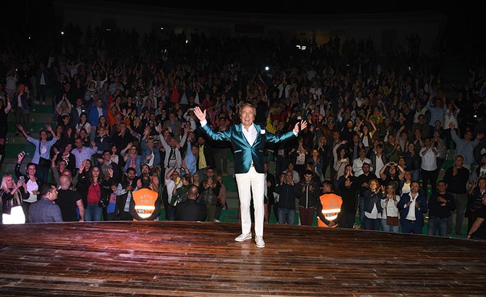 Türk pop müziğinin duayenlerinden Erol Evgin ve sevilen sanatçı Sıla, Adana’da ayrı ayrı konser verdi