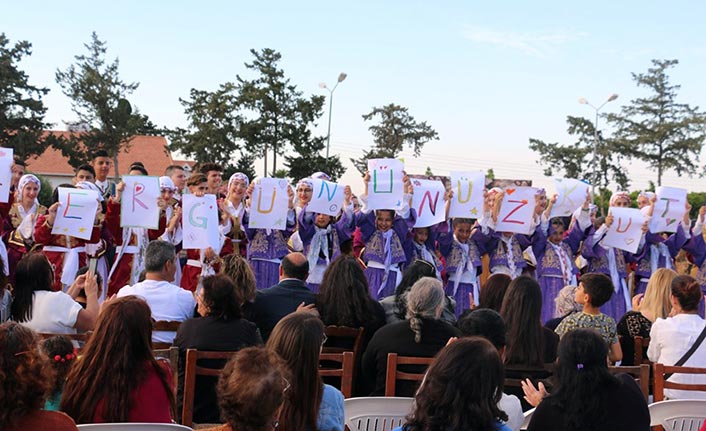 YBB Halk Dansları Topluluğu, orta ve yetişkin gruplarıyla Kıbrıs folklorundan örneklerini halkla buluşturdu 