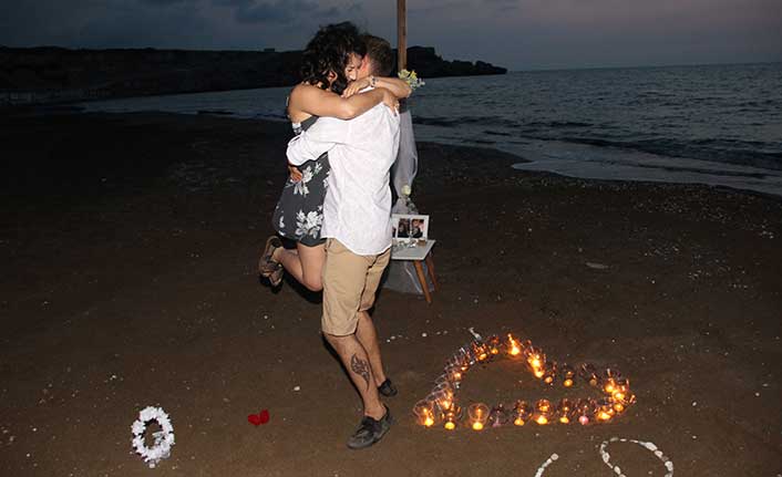 Esentepe plajını tüller, mumlar ve meşalelerle donatan Semih Aksünger, kız arkadaşına evlenme teklifinde bulundu