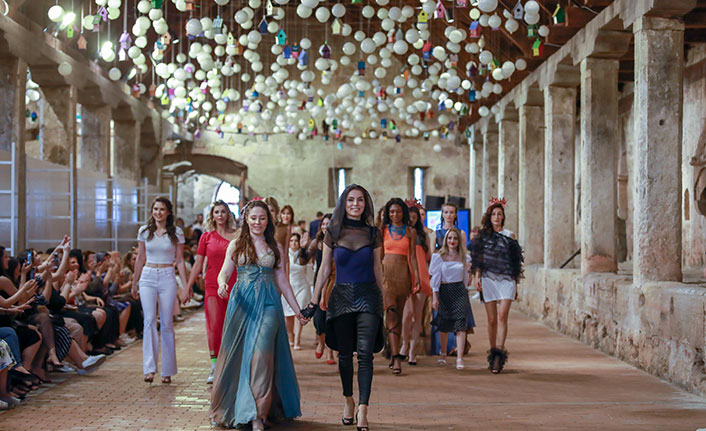İstanbul Arel Üniversitesi öğrencilerinin hazırladığı Göç Defilesinde ünlü mankenler podyuma çıktı