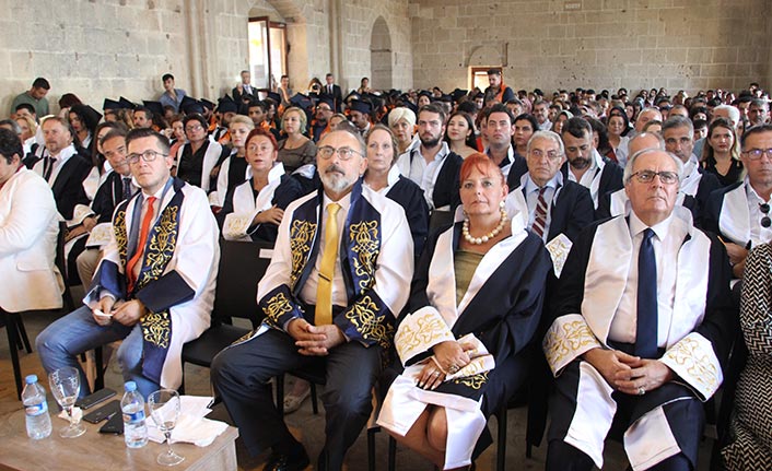 Kıbrıs İlim Üniversitesi 2018-2019 yılı mezunları diplomalarını aldı, Bellapais Manastırı’ndaki törende büyük coşku yaşandı