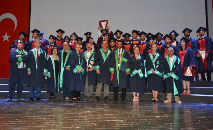 YDÜ İktisadi ve İdari Bilimler Fakültesi mezunları diplomalarını aldı