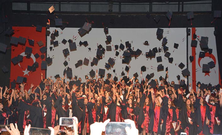 YDÜ Sağlık Bilimleri Fakültesi mezunları diplomalarını aldı
