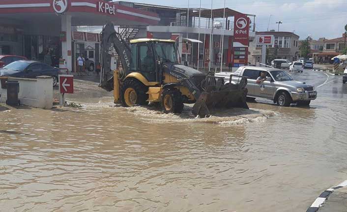 Yollar göle döndü