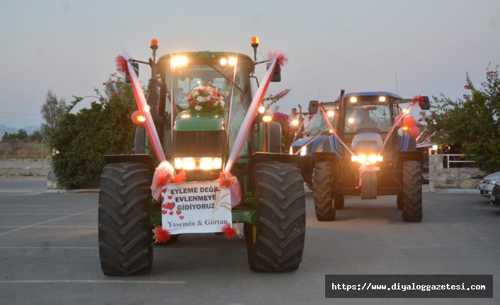 Başkent Lefkoşa’da son model traktörün içinde gelin ve damadı görenler şaşkınlıklarını gizleyemedi