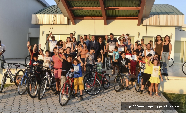 Bisikletli Gönyeli Kursunu tamamlayan yetişkin ve çocuklara katılım belgeleri verildi