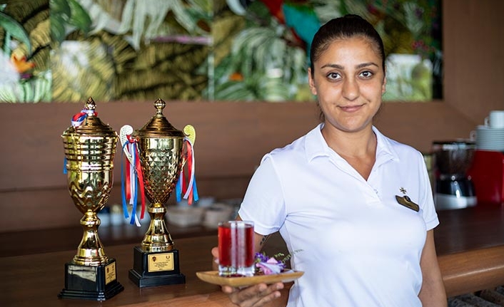 Merit Crystal Cove Hotel’de Barmaid olarak görev yapan Cansu Coşkun katıldığı yarışmada iki ödül birden aldı
