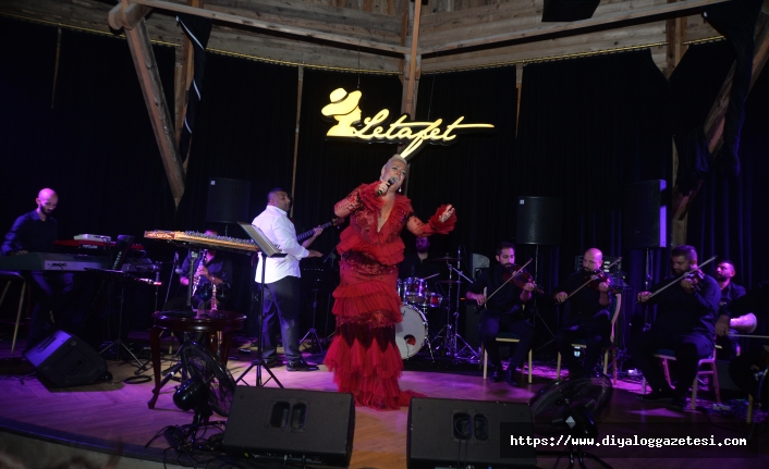 Bayramın ilk gecesi Merit Park Letafet’te sahne alan Ayta Sözeri, programına Zeki Müren’in şarkısıyla başladı: