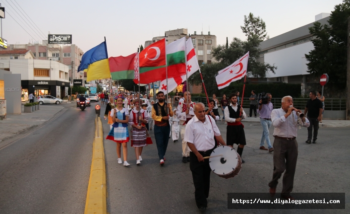 Kıbrıs Halk Dansları ve Sanat Derneği’nin organize ettiği festival, renkli görüntülere ev sahipliği yaptı
