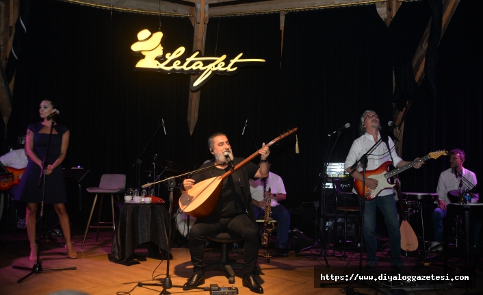 Merit Park Letafet Lounge Bar sahnesinde Soner Olgun, Ağustos ayının ilk konserinde, sevenleri ile buluştu