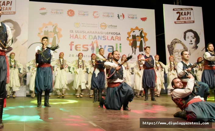 Uluslararası Lefkoşa Halk Dansları Festivalinde 3 yerli 4 de misafir ülke ekibi sahne aldı