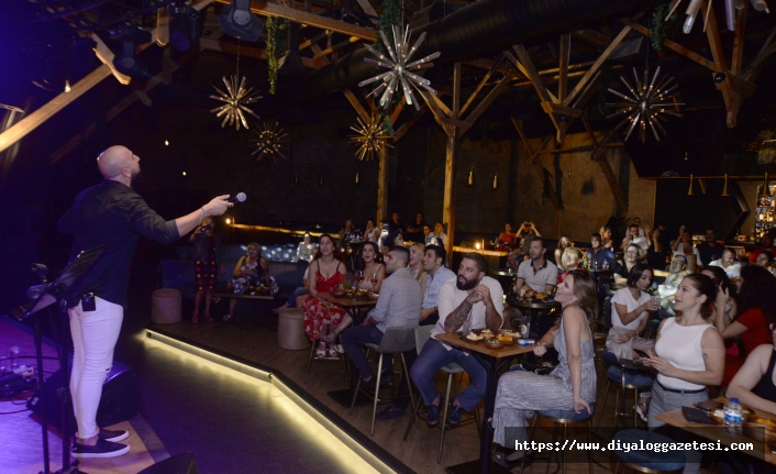 Ahmet Evan, Letafet Lounge misafirlerini müziğiyle coşturup, danslarıyla hareketlendirdi