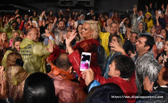 Ayta Sözeri, konser öncesi Bursa’da Sanat Güneşi Zeki Müren’in mezarını ziyaret etti