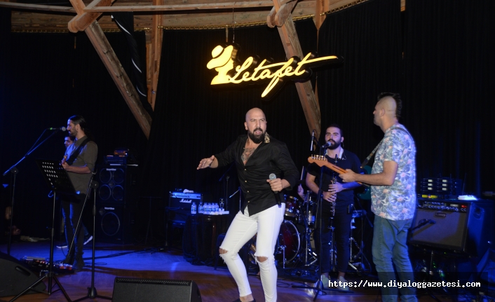 Ahmet Evan, sevenlerine dans ve müzik dolu bir gece yaşatarak, Ekim ayının ilk konserine harika bir başlangıç yaptı