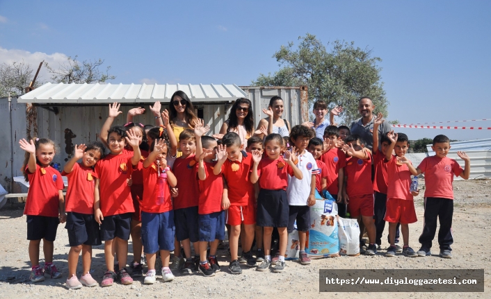Şehit Salih Terzi İlkokulu ile Mehmetçik İlkokulu öğrencileri yanlarında getirdiği kuru mamaları hayvanlara armağan etti