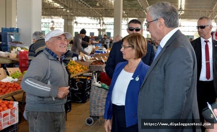 Akıncı çifti, esnaf ve halkla bir araya geldi