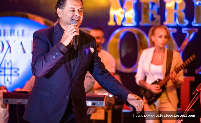 Lübnanlı şarkıcı Ragheb Alama, Merit Royal Hotel’in balo salonunda hayranlarıyla buluştu