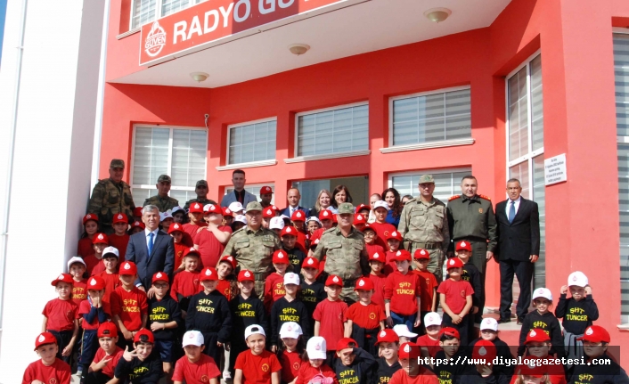Tuğgeneral Altan Er ve Şht. Tuncer İlkokulu öğrencileri Radyo Güven’i ziyaret etti