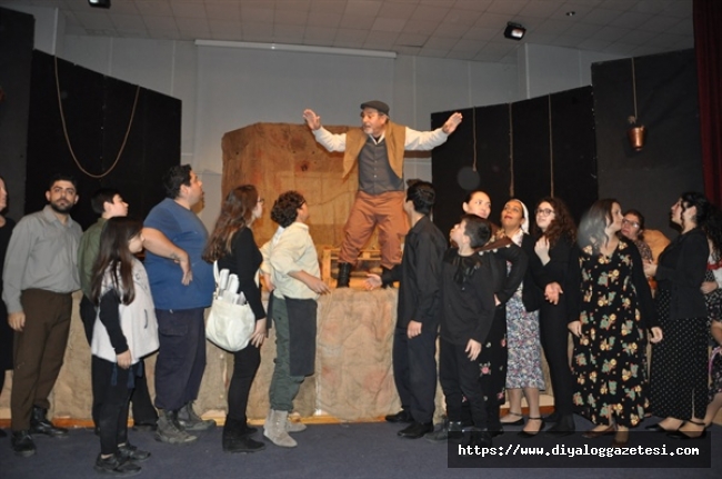 Beyarmudu Belediyesi Güney Mesarya Halk Tiyatrosu’nun oyunu Güzelyurt’ta sahnelendi