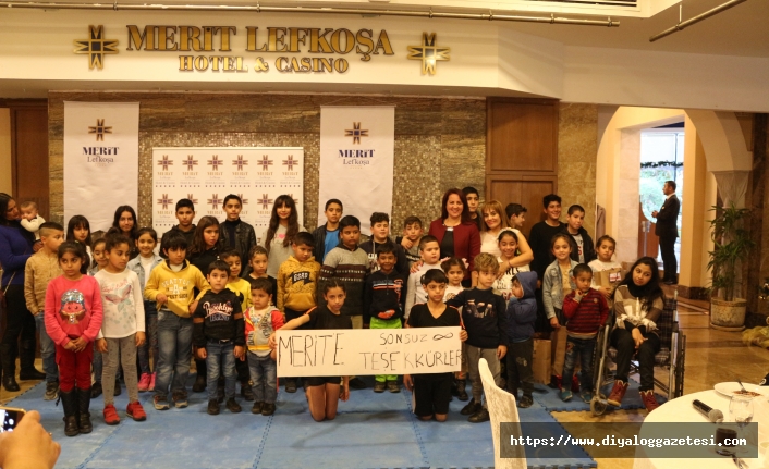 Merit Lefkoşa Hotel, düzenlediği yemekte 100 çocuğa yeni yıl hediyelerini takdim etti