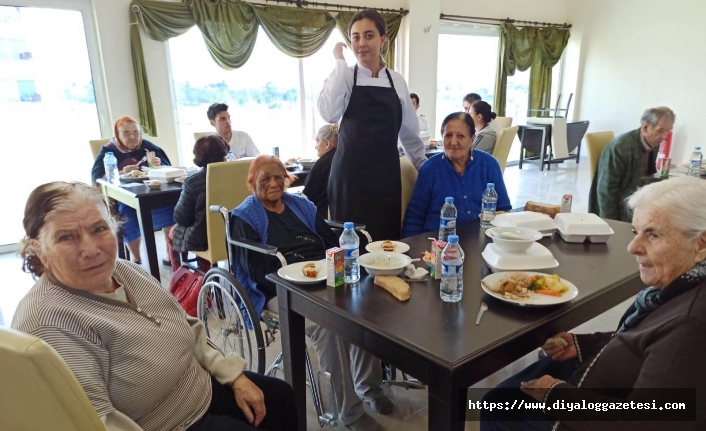 LAÜ öğrencileri, Kalkanlı Yaşam Evi sakinlerine müzikli yemekli bir eğlence düzenledi