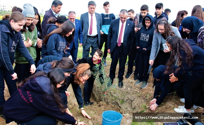 Bakan Çavuşoğlu, Hala Sultan İlahiyat Kolejinde gerçekleştirilen fidan dikim etkinliğine katıldı