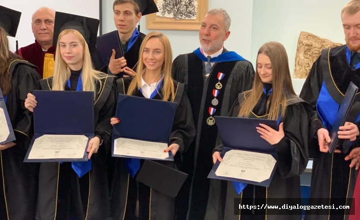 Moldova Amerikan Üniversitesi ilk mezunlarını verdi