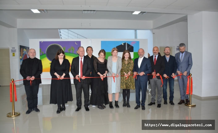 Rus ve Özbek sanatçıların karma resim sergisi YDÜ’de açıldı