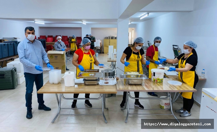 Beyarmudu Belediyesi, iftar yemeklerini ihtiyaçlı ailelere dağıtılıyor