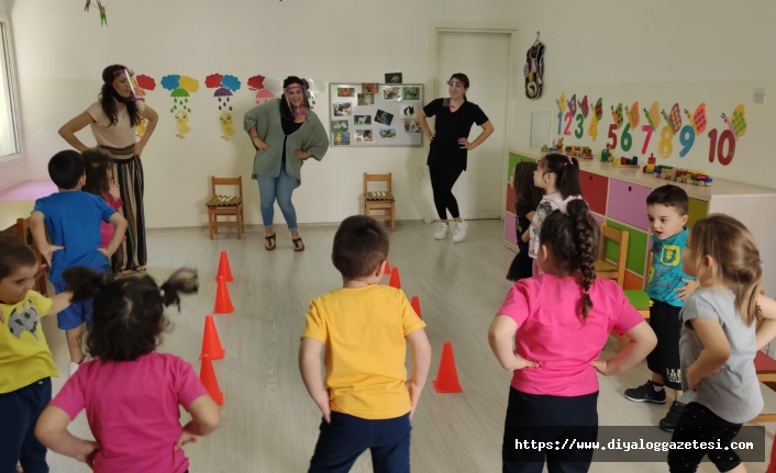 Çocuklar birbirinden eğlenceli oyunlarla keyifli bir gün yaşadı