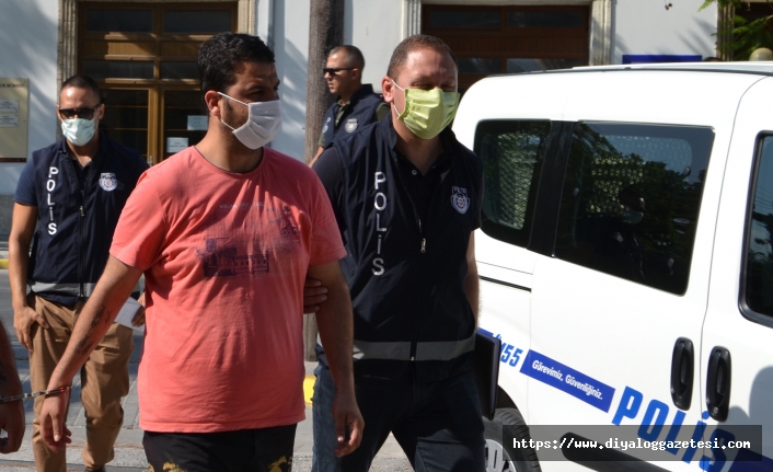 Patronuna bıçak çekti