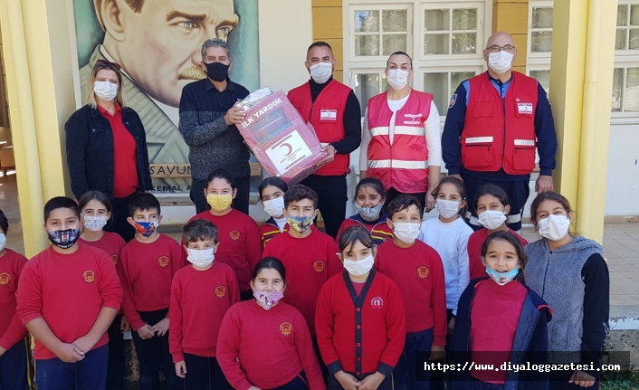 Kızılay’ın İskele Şubesi, bölgedeki okullara, ilk yardım malzemeleri ve ecza dolabı bağışı yaptı