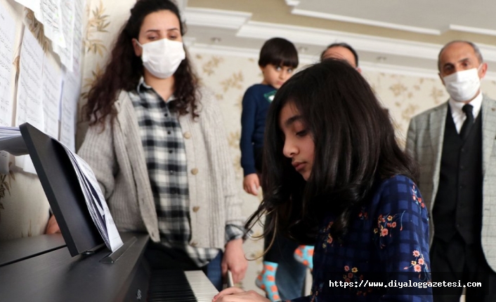 5'inci sınıf öğrencisi Cemre Jinda Kesici piyano festivalinde ödül aldı