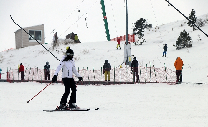 Türkiye’de kış turizmi hareketli günler yaşıyor, kayak merkezleri dolup taşıyor