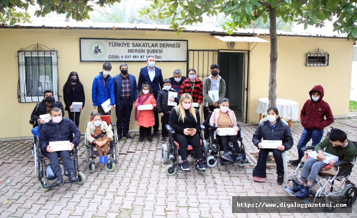 Hayırsever Sait Dervişoğlu, bugüne kadar bin 15 öğrenciye tablet hediye etti