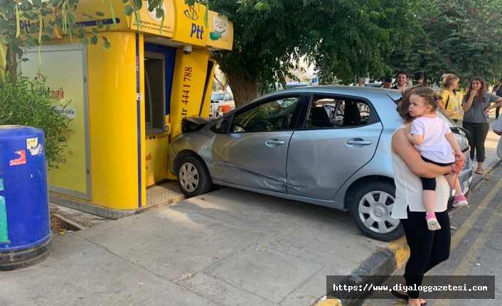 Yoldan çıktı ATM’ye daldı