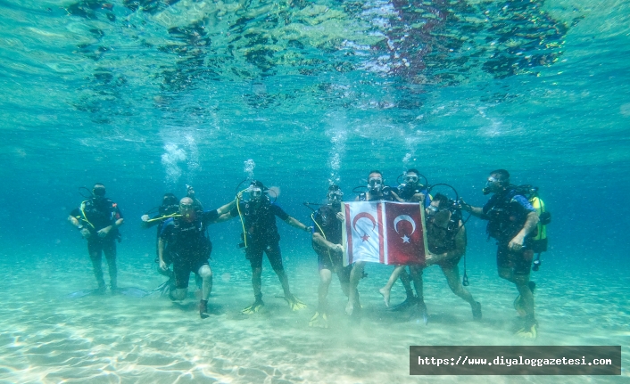 Deniz altında bayrak açıldı