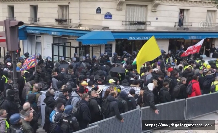 Paris’te gösteri düzenlendi