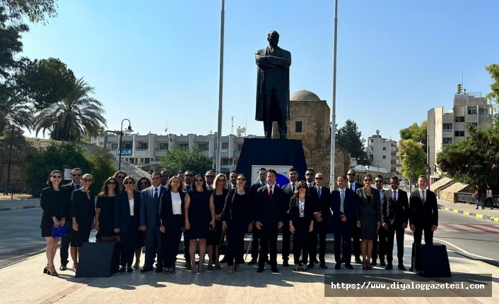 Atatürk Anıtına çelenk bırakıldı