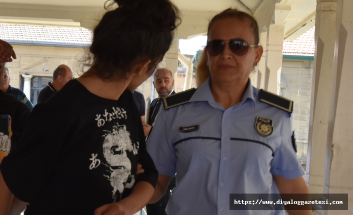 Sigara atıp yatağı yaktı
